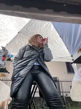 Snapshot of DaisyVibesss chatting on February 2, 9:30 am DaisyVibesss online show from February 2, 9:30 am