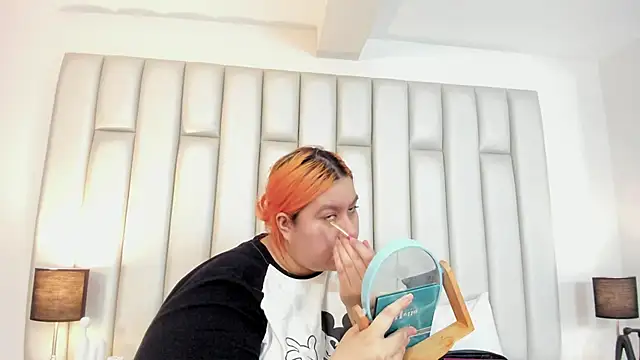 aandreaperez online show from October 18, 11:44 am