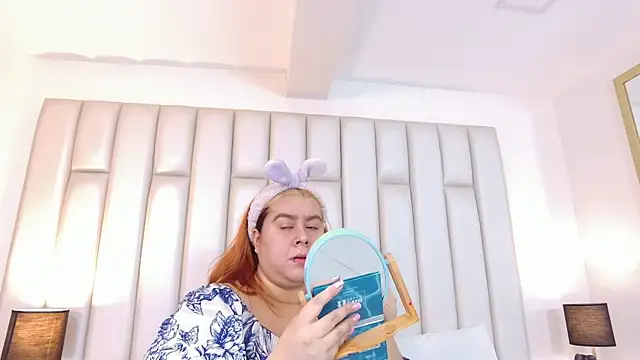 aandreaperez online show from January 12, 11:37 am