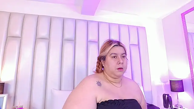 aandreaperez online show from February 16, 11:39 am