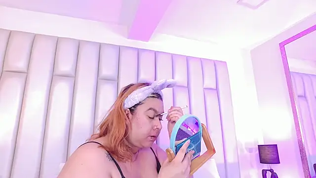 aandreaperez online show from February 24, 11:41 am