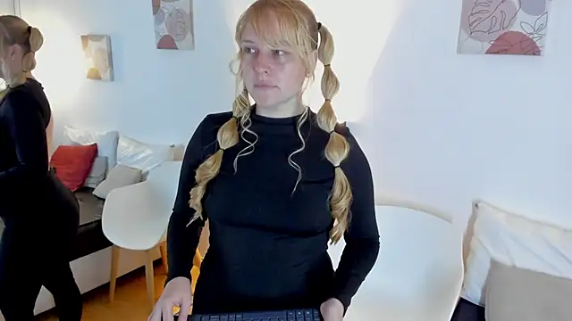 EmilySumer online show from February 18, 11:55 pm