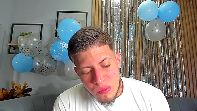 Snapshot of SebastianMaximoff chatting on December 17, 12:22 pm SebastianMaximoff online show from December 17, 12:22 pm