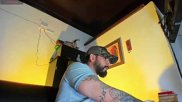 Snapshot of CamiloGray_ chatting on October 22, 1:44 pm CamiloGray online show from October 22, 1:44 pm