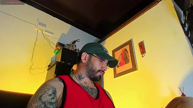 Snapshot of CamiloGray_ chatting on November 8, 10:26 am CamiloGray online show from November 8, 10:26 am