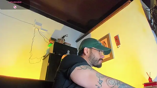 Snapshot of CamiloGray_ chatting on November 9, 1:20 pm CamiloGray online show from November 9, 1:20 pm