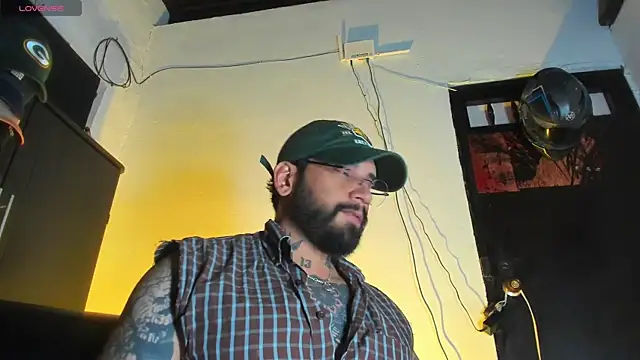 Snapshot of CamiloGray_ chatting on December 18, 2:12 pm CamiloGray online show from December 18, 2:12 pm