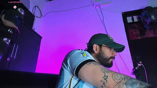 Snapshot of CamiloGray_ chatting on December 19, 2:35 pm CamiloGray online show from December 19, 2:35 pm