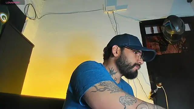 Snapshot of CamiloGray_ chatting on December 21, 1:51 pm CamiloGray online show from December 21, 1:51 pm