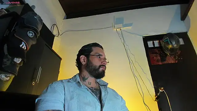 Snapshot of CamiloGray_ chatting on January 8, 1:46 pm CamiloGray online show from January 8, 1:46 pm