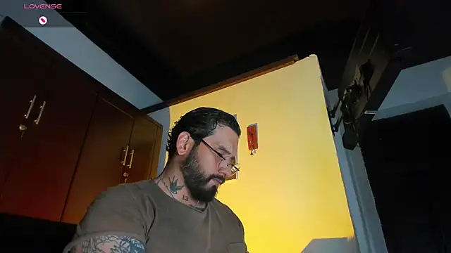 Snapshot of CamiloGray_ chatting on January 12, 2:44 pm CamiloGray online show from January 12, 2:44 pm