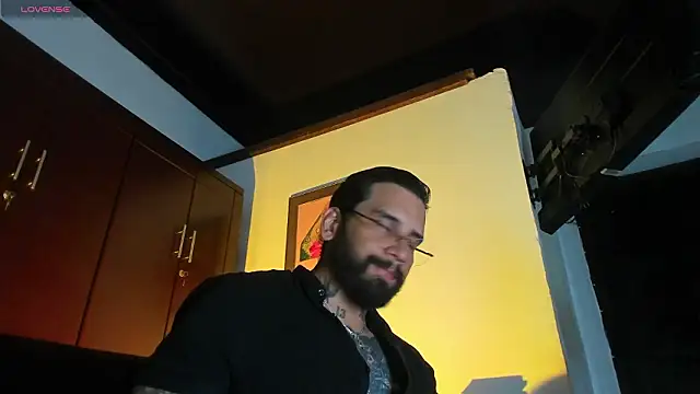 Snapshot of CamiloGray_ chatting on February 3, 2:11 pm CamiloGray online show from February 3, 2:11 pm