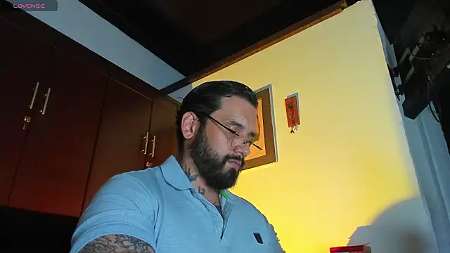 Snapshot of CamiloGray_ chatting on February 5, 4:00 pm CamiloGray online show from February 5, 4:00 pm