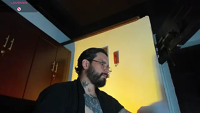 Snapshot of CamiloGray_ chatting on February 9, 1:37 pm CamiloGray online show from February 9, 1:37 pm