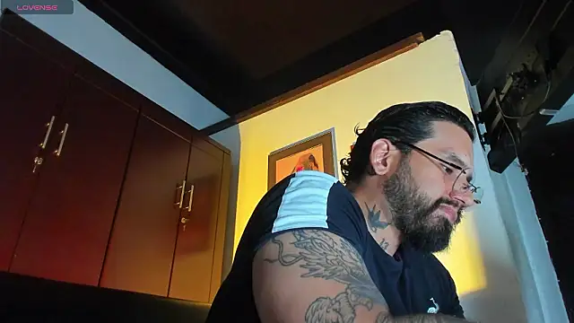 Snapshot of CamiloGray_ chatting on February 11, 2:11 pm CamiloGray online show from February 11, 2:11 pm