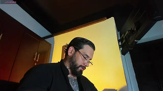 Snapshot of CamiloGray_ chatting on February 17, 2:13 pm CamiloGray online show from February 17, 2:13 pm