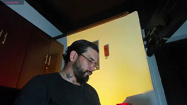 Snapshot of CamiloGray_ chatting on February 18, 2:35 pm CamiloGray online show from February 18, 2:35 pm