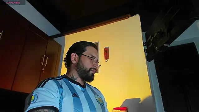 Snapshot of CamiloGray_ chatting on February 19, 2:46 pm CamiloGray online show from February 19, 2:46 pm