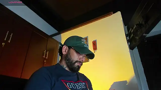 Snapshot of CamiloGray_ chatting on February 20, 3:23 pm CamiloGray online show from February 20, 3:23 pm