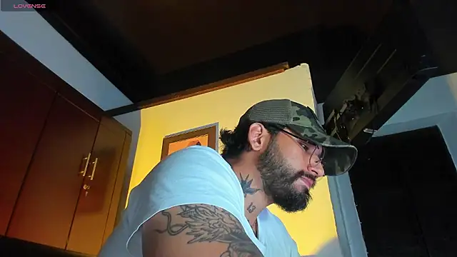 Snapshot of CamiloGray_ chatting on February 21, 2:07 pm CamiloGray online show from February 21, 2:07 pm