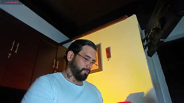 Snapshot of CamiloGray_ chatting on February 24, 2:04 pm CamiloGray online show from February 24, 2:04 pm