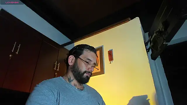 Snapshot of CamiloGray_ chatting on February 27, 2:39 pm CamiloGray online show from February 27, 2:39 pm