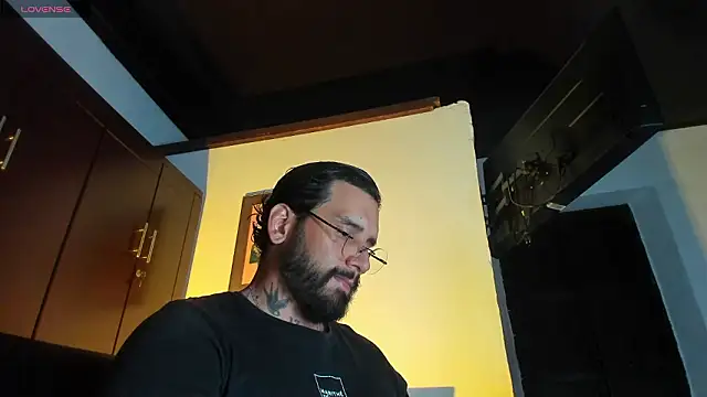 Snapshot of CamiloGray_ chatting on March 5, 2:46 pm CamiloGray online show from March 5, 2:46 pm