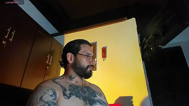 Snapshot of CamiloGray_ chatting on March 6, 2:46 pm CamiloGray online show from March 6, 2:46 pm