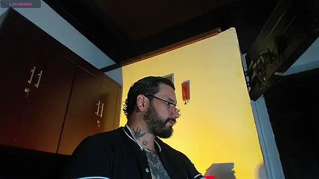 Snapshot of CamiloGray_ chatting on March 10, 2:33 pm CamiloGray online show from March 10, 2:33 pm