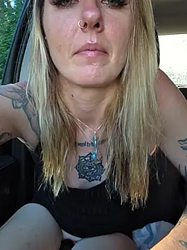 Snapshot of SheIsSomething chatting on June 14, 1:47 am SheIsSomething online show from June 14, 1:47 am