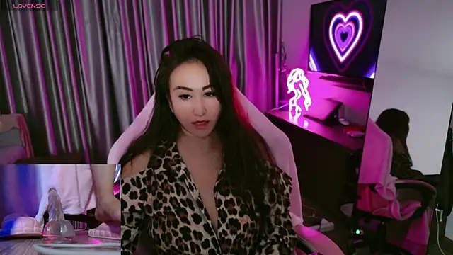 Snapshot of AsianQueens chatting on October 31, 3:57 pm AsianQueens online show from October 31, 3:57 pm