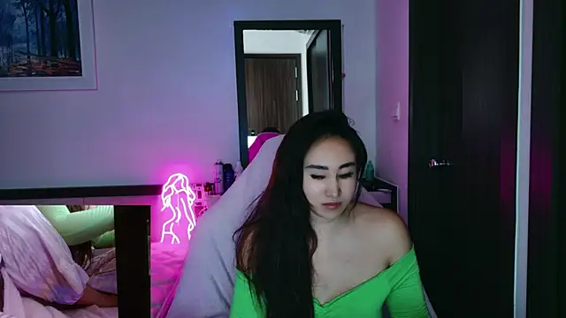 Snapshot of AsianQueens chatting on December 18, 12:00 pm AsianQueens online show from December 18, 12:00 pm