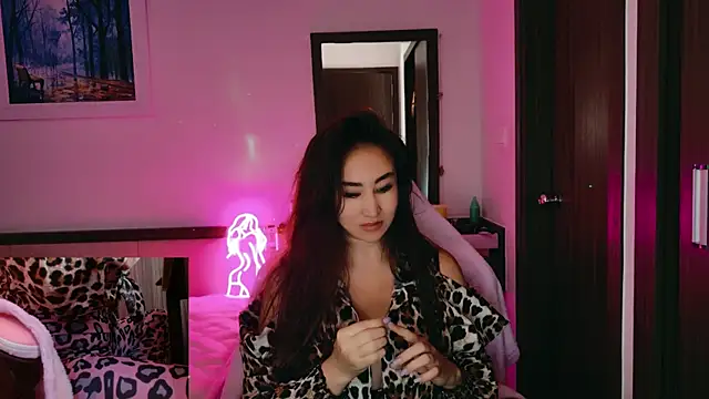 Snapshot of AsianQueens chatting on December 19, 2:40 am AsianQueens online show from December 19, 2:40 am