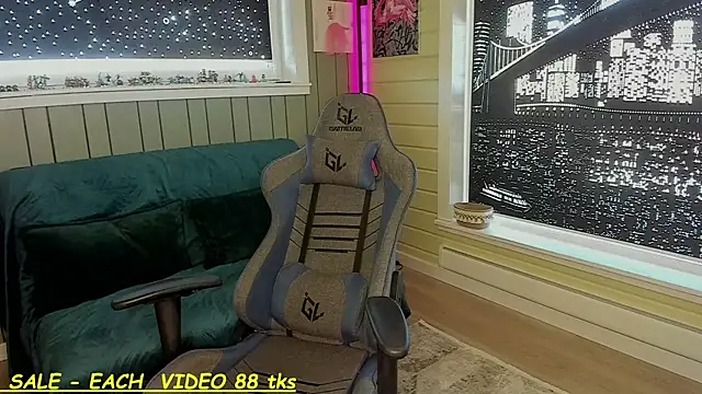 Snapshot of SandyChris chatting on March 17, 8:18 am SandyChris online show from March 17, 8:18 am