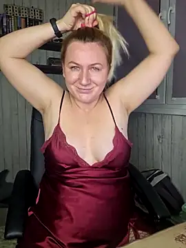 Snapshot of Marushka chatting on December 15, 3:33 am Marushka online show from December 15, 3:33 am