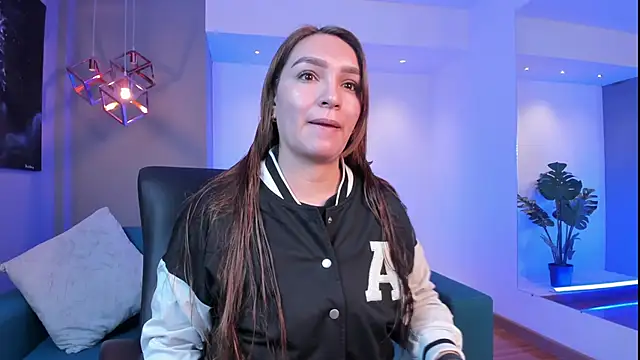 miataylorr1 online show from November 1, 12:07 pm