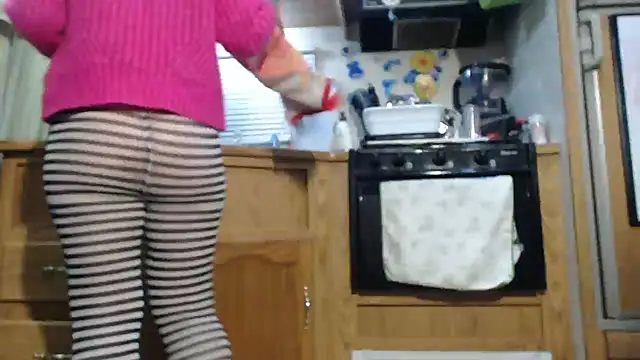 Snapshot of sexyinpantyhose chatting on December 7, 8:44 am sexyinpantyhose online show from December 7, 8:44 am