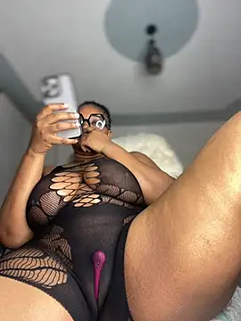 Snapshot of Hyra_Ari chatting on June 25, 11:20 pm Hyra Ari online show from June 25, 11:20 pm
