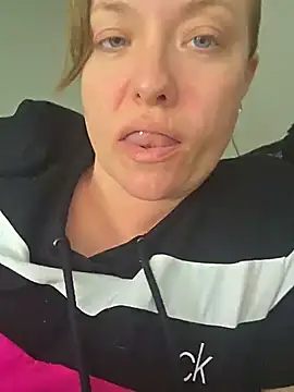 julimonroe online show from June 11, 2:53 am