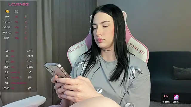 Snapshot of JenniferQueen11 chatting on January 5, 2:19 pm JenniferQueen11 online show from January 5, 2:19 pm