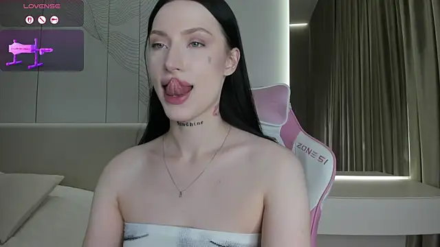 Snapshot of JenniferQueen11 chatting on July 10, 6:21 pm JenniferQueen11 online show from July 10, 6:21 pm