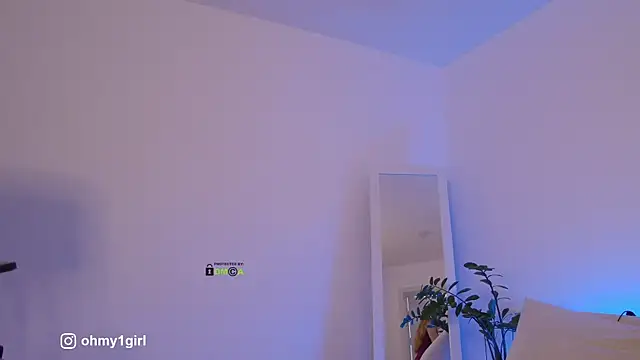 Snapshot of Fallinlove1 chatting on November 10, 12:26 pm Fallinlove1 online show from November 10, 12:26 pm