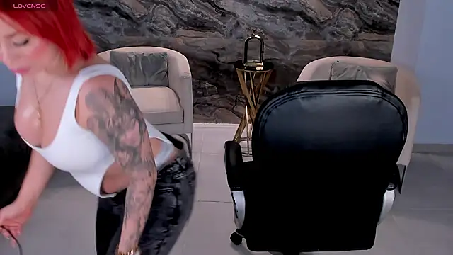 Snapshot of MadelineFox chatting on February 24, 8:34 am MadelineFox online show from February 24, 8:34 am