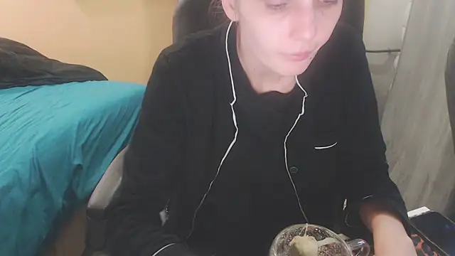 Snapshot of Laco-cO chatting on December 3, 11:52 am Laco-cO online show from December 3, 11:52 am