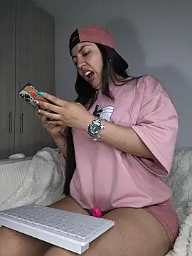 Snapshot of amycute_ chatting on June 16, 12:13 am amycute online show from June 16, 12:13 am