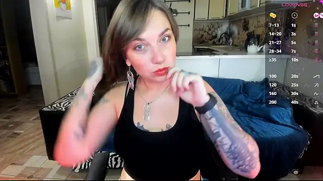 StacyTigerr online show from December 5, 1:20 pm