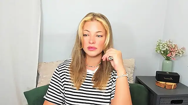 Snapshot of LilyBlondee chatting on May 30, 4:20 am LilyBlondee online show from May 30, 4:20 am