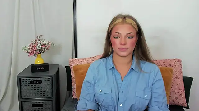 Snapshot of LilyBlondee chatting on July 10, 5:23 am LilyBlondee online show from July 10, 5:23 am