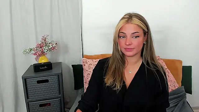 Snapshot of LilyBlondee chatting on July 14, 10:21 am LilyBlondee online show from July 14, 10:21 am