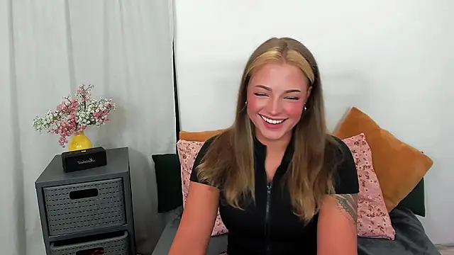 Snapshot of LilyBlondee chatting on July 15, 5:23 am LilyBlondee online show from July 15, 5:23 am